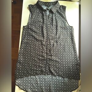 EUC like new H&M Black and white Button Down sleeveless high low Shirt size 6